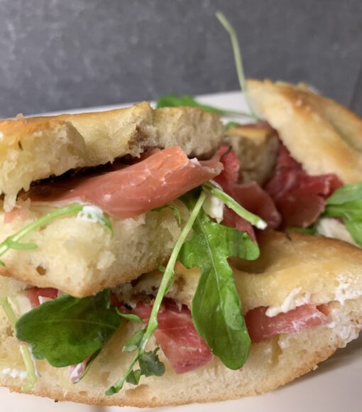 Twee Focaccia's Italiaans Belegd